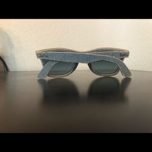 Blue denim Ray-Ban’s